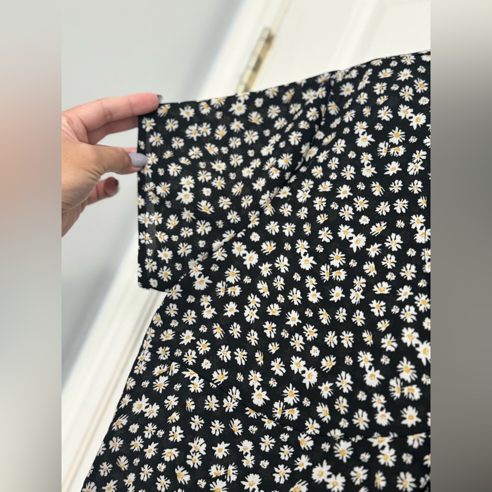 Rue21 Open Front Daisy Print Crop Top - Picture 2 of 4